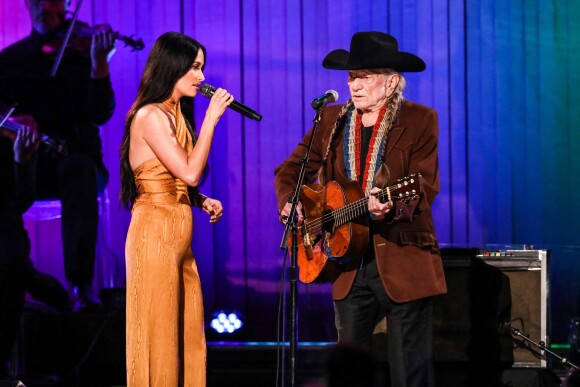 Kacey Musgraves et Willie Nelson animent la 53ème édition des CMA Awards à Nashville dans le Tennessee, le 13 novembre 2019.
