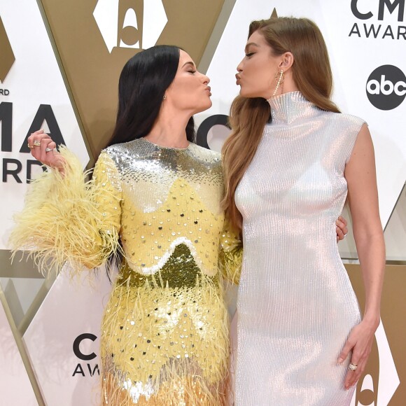 Kacey Musgraves et Gigi Hadid assistent à la 53ème édition des CMA Awards à Nashville dans le Tennessee, le 13 novembre 2019.