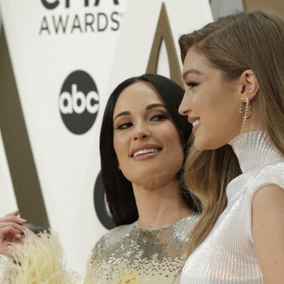 Kacey Musgraves et Gigi Hadid assistent à la 53ème édition des CMA Awards à Nashville dans le Tennessee, le 13 novembre 2019.