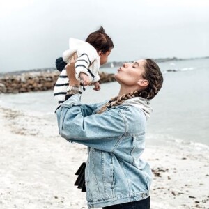 Jesta portant son fils Juliann à la plage, sur Instagram, le 14 novembre 2019.