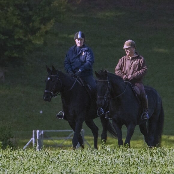 Le prince Andrew, duc d'York, fait du cheval avec Terry Pendry à Home Park à Windsor, le 19 octobre 2019.