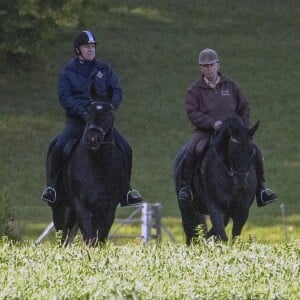 Le prince Andrew, duc d'York, fait du cheval avec Terry Pendry à Home Park à Windsor, le 19 octobre 2019.