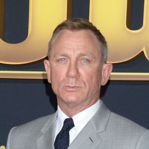 Daniel Craig, habillé d'un costume Dior, assiste à l'avant-première de "À couteaux tirés" au théâtre Regency Village dans le quartier de Westwood à Los Angeles, le 14 novembre 2019.