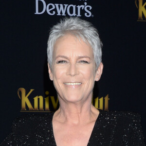 Jamie Lee Curtis assiste à l'avant-première de "À couteaux tirés" au théâtre Regency Village dans le quartier de Westwood à Los Angeles, le 14 novembre 2019.