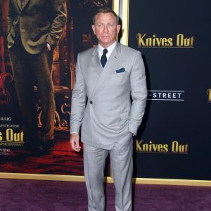 Daniel Craig, habillé d'un costume Dior, assiste à l'avant-première de "À couteaux tirés" au théâtre Regency Village dans le quartier de Westwood à Los Angeles, le 14 novembre 2019.