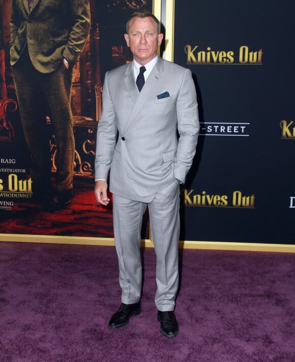 Daniel Craig, habillé d'un costume Dior, assiste à l'avant-première de "À couteaux tirés" au théâtre Regency Village dans le quartier de Westwood à Los Angeles, le 14 novembre 2019.