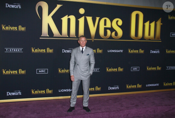 Daniel Craig, habillé d'un costume Dior, assiste à l'avant-première de "À couteaux tirés" au théâtre Regency Village dans le quartier de Westwood à Los Angeles, le 14 novembre 2019.