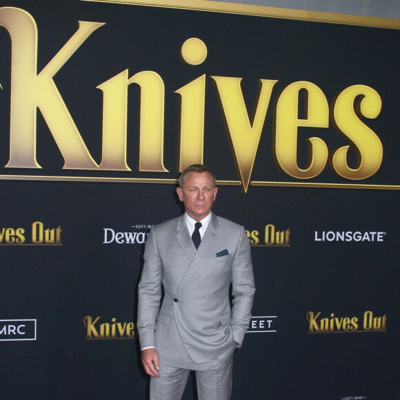 Daniel Craig, habillé d'un costume Dior, assiste à l'avant-première de "À couteaux tirés" au théâtre Regency Village dans le quartier de Westwood à Los Angeles, le 14 novembre 2019.