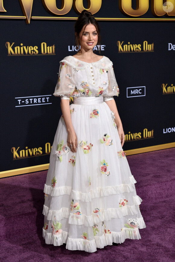 Ana de Armas assiste à l'avant-première de "À couteaux tirés" au théâtre Regency Village dans le quartier de Westwood à Los Angeles, le 14 novembre 2019.