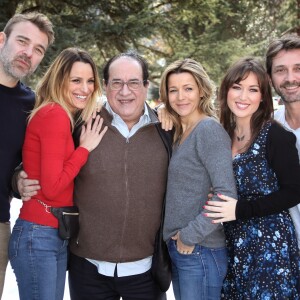 Jean-Luc Azoulay, producteur des Mystères de l'amour et d'Hélène et les garçons, avec les acteurs des fictions.