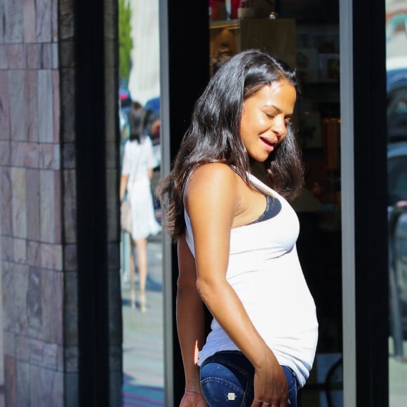 Christina Milian enceinte discute avec des fans venus acheter des beignets au Beignet Box food truck à Studio City, Los Angeles, le 21 août 2019.