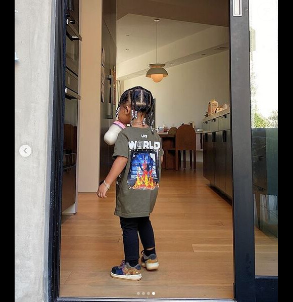 Stormi Webster, la fille de Kylie Jenner et Travis Scott, est coiffée comme son père. Novembre 2019.