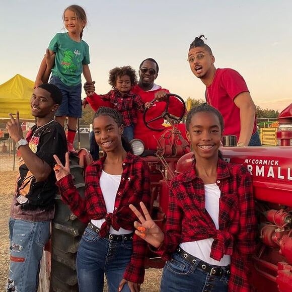 Diddy, ses filles Jesse et D'Lila (nées de sa relation avec Kim Porter), ses deux autres fils Christian et Quincy, et son neveu Prince. Octobre 2019.