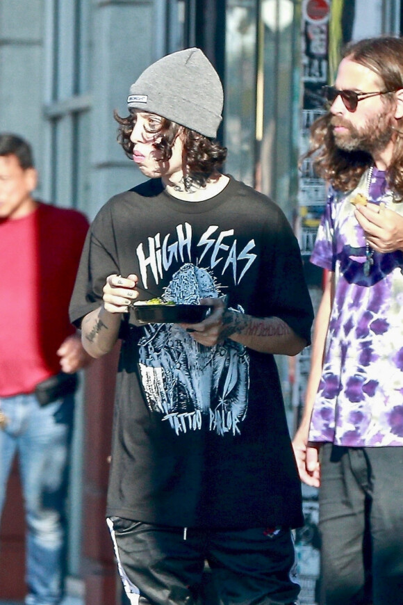 Exclusif - La rappeur Lil Xan traîne avec des amis à l'extérieur d'un magasin de tatouage de West Hollywood, Los Angeles, Californie, Etats-Unis, le 15 août 2019.