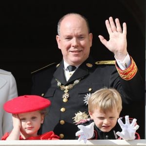 Le prince Albert II de Monaco et ses enfants le prince Jacques et la princesse Gabriella - La famille princière de Monaco au balcon du palais lors de la Fête nationale monégasque à Monaco. Le 19 novembre 2019 © Dominique Jacovides / Bestimage