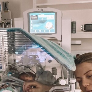 Jessica Thivenin avec son fils Maylone à l'hôpital, 18 octobre 2019