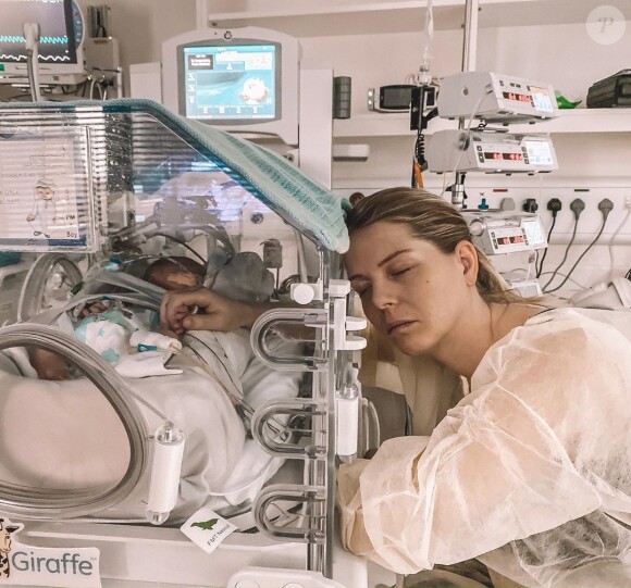 Jessica Thivenin avec son fils Maylone à l'hôpital, 18 octobre 2019