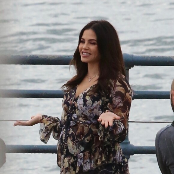 Jenna Dewan enceinte fait une interview pour "Entertainment Tonight" sur le Santa Monica Pier à Los Angeles, le 19 novembre 2019.