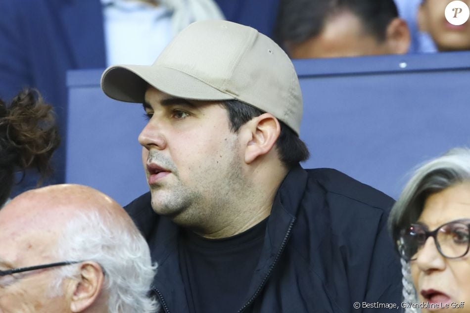 L'humoriste Artus (Victor Artus Solaro) dans les tribunes lors du match