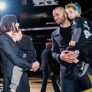 Tony Parker est entré au panthéon de San Antonio Spurs, aux Etats-Unis, le 11 novembre 2019. L'ancien basketteru français était accompagné de son épouse Axelle Francine et de leurs deux fils Liam et Josh.