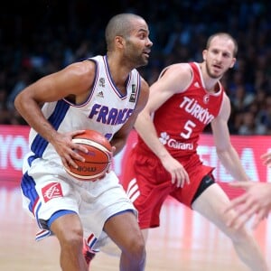 Tony Parker et Sinan Guler - La France bat la Turquie lors de l'Euro 2015 de basket à Lille et accède aux quarts de finale. Lille le 12 septembre 2015