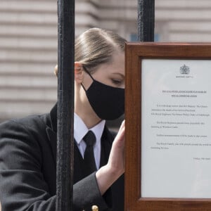 Le faire-part de décès du prince Philip, duc d'Edimbourg, est accroché sur la grille du palais de Buckingham à Londres le 9 avril 2021.