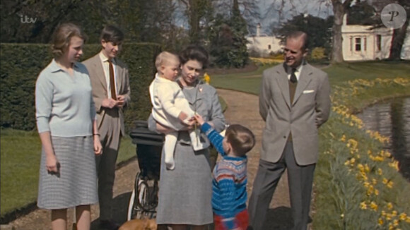 Le Prince Philip est décédé à l'âge de 99 ans, le 9 avril 2021 - Image extraite du documentaire "The Queen Unseen", montrant la reine Elizabeth, son mari le prince Philip et leurs quatre enfants.