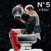 Lily-Rose Depp, visage de la campagne des fêtes de Chanel pour le parfum "N°5 L'eau". Photo par Jean-Paul Goude.