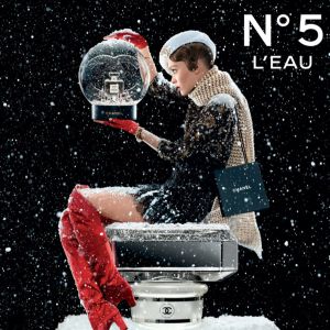 Lily-Rose Depp, visage de la campagne des fêtes de Chanel pour le parfum "N°5 L'eau". Photo par Jean-Paul Goude.
