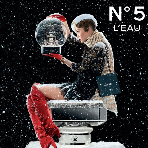 Lily-Rose Depp, visage de la campagne des fêtes de Chanel pour le parfum "N°5 L'eau". Photo par Jean-Paul Goude.