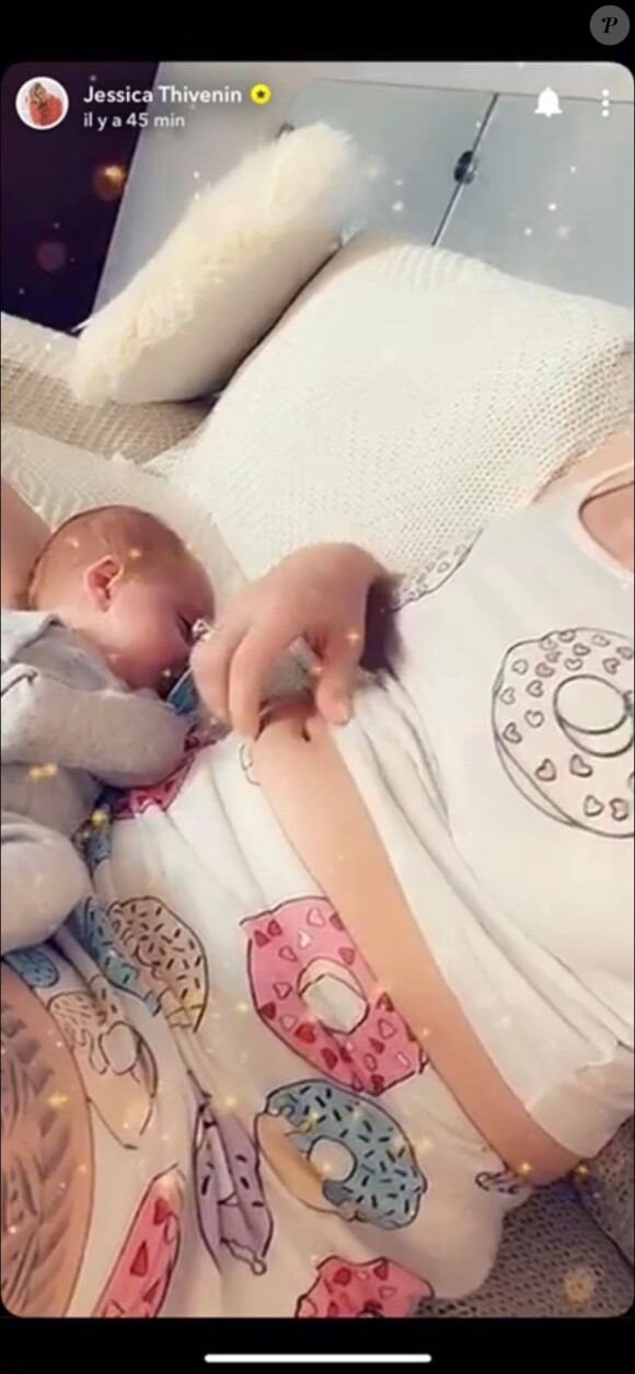 Jessica Thivenin dévoile ses bourrelets post-grossesse le 23 novembre 2019.
