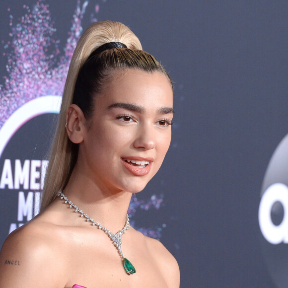 Dua Lipa à la 47e soirée annuelle des "American Music Awards" au théâtre Microsoft à Los Angeles, le 24 novembre 2019.