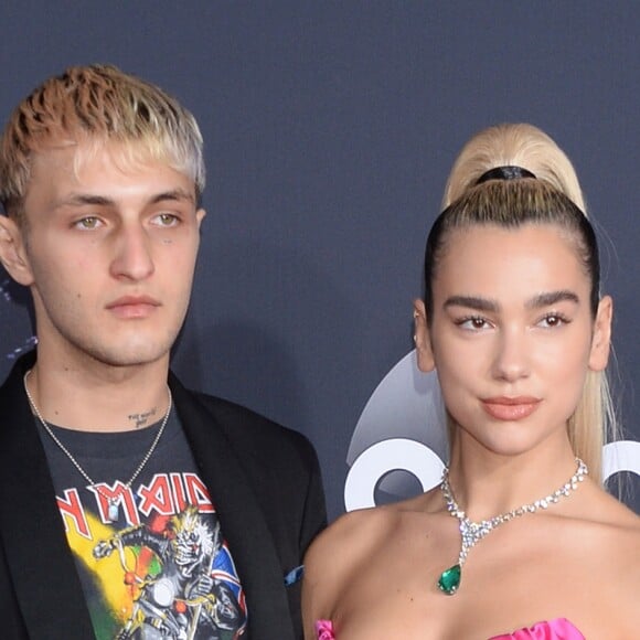 Dua Lipa et son compagnon Anwar Hadid à la 47e soirée annuelle des American Music Awards au théâtre Microsoft à Los Angeles, le 24 novembre 2019.