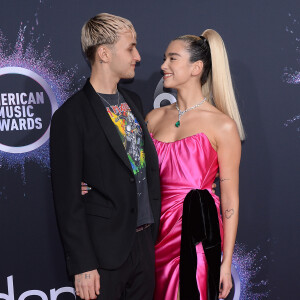 Dua Lipa et son compagnon Anwar Hadid à la 47e soirée annuelle des American Music Awards au théâtre Microsoft à Los Angeles, le 24 novembre 2019.