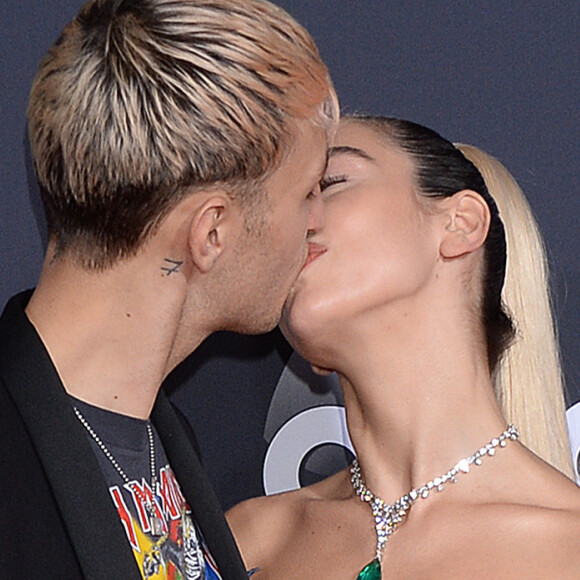 Dua Lipa et son compagnon Anwar Hadid à la 47e soirée annuelle des American Music Awards au théâtre Microsoft à Los Angeles, le 24 novembre 2019.