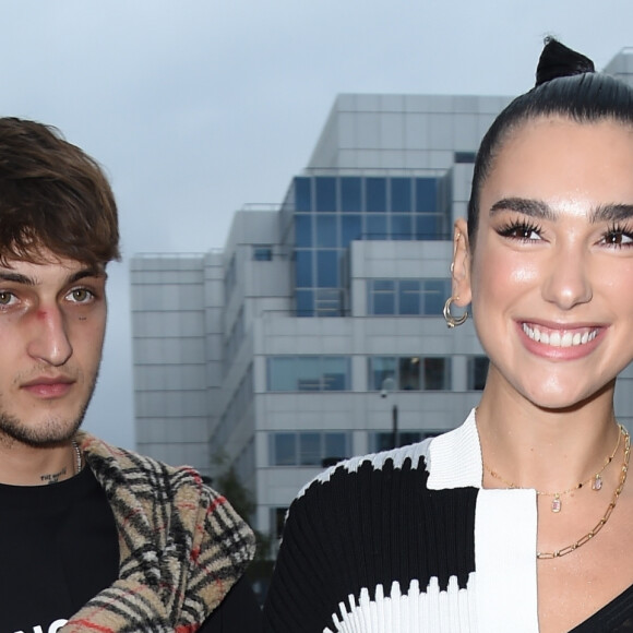 Dua Lipa et son compagnon Anwar Hadid - People à la sortie du défilé Burberry 2019 lors de la fashion week à Londres, le 16 septembre 2019.