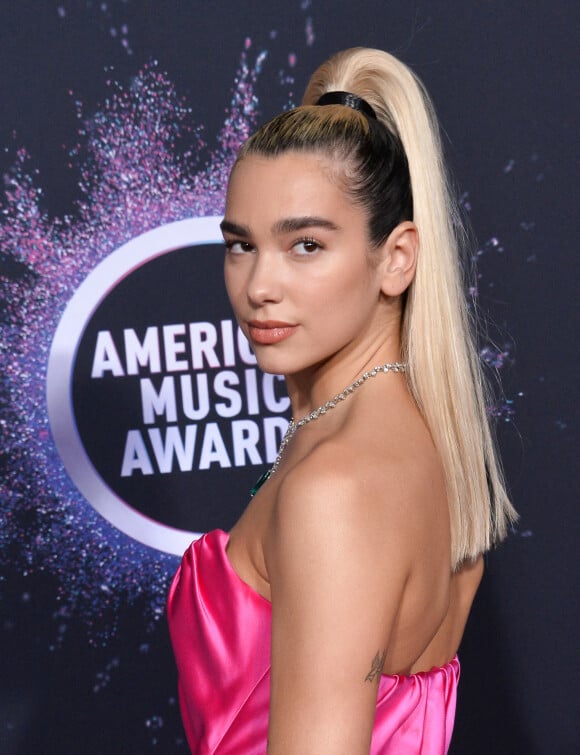 Dua Lipa à la 47e soirée annuelle des "American Music Awards" au théâtre Microsoft à Los Angeles, le 24 novembre 2019.