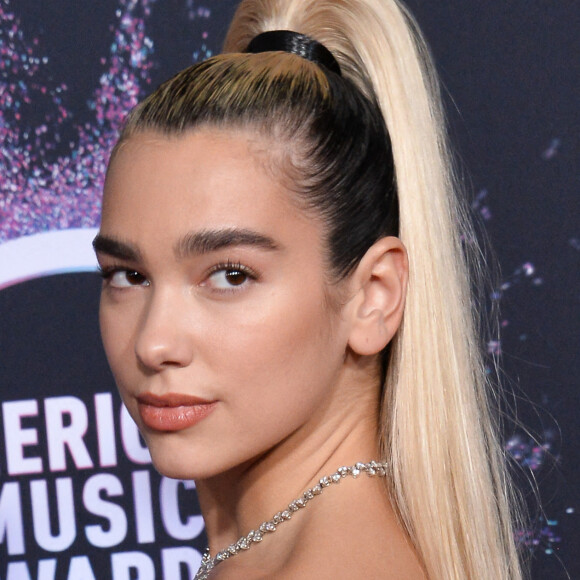 Dua Lipa à la 47e soirée annuelle des "American Music Awards" au théâtre Microsoft à Los Angeles, le 24 novembre 2019.