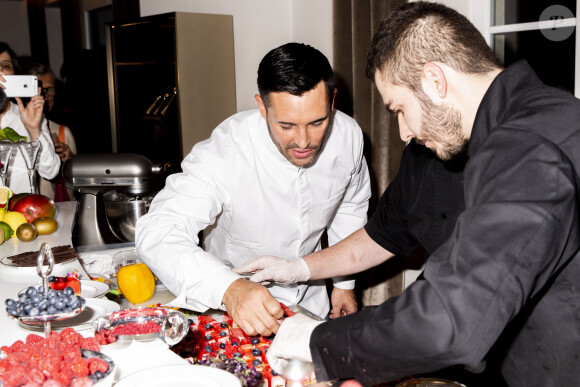 Exclusif - Valentin Néraudeau - Master Class du chef Valentin Néraudeau à l'occasion de la sortie de son livre "Desserts Addict" à la boutique Christofle de la rue Saint-Honoré à Paris le 21 novembre 2019. © Jack Tribeca/Bestimage