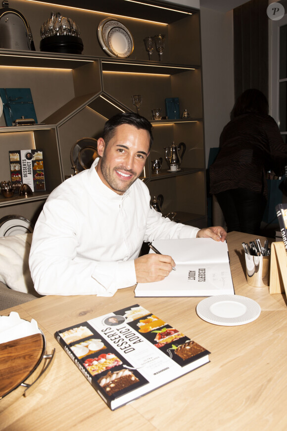 Exclusif - Valentin Néraudeau - Master Class du chef Valentin Néraudeau à l'occasion de la sortie de son livre "Desserts Addict" à la boutique Christofle de la rue Saint-Honoré à Paris le 21 novembre 2019. © Jack Tribeca/Bestimage