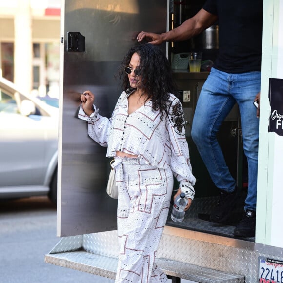 Christina Milian (enceinte) se promène dans les rues de Studio City. Le 24 novembre 2019.