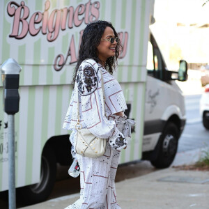 Christina Milian (enceinte) se promène dans les rues de Studio City. Le 24 novembre 2019.