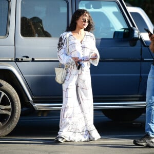 Christina Milian (enceinte) se promène dans les rues de Studio City. Le 24 novembre 2019.