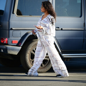 Christina Milian (enceinte) se promène dans les rues de Studio City. Le 24 novembre 2019.