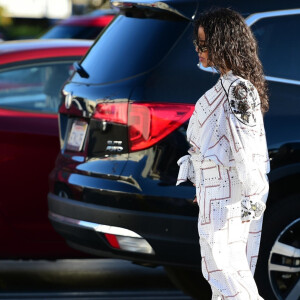 Christina Milian (enceinte) se promène dans les rues de Studio City. Le 24 novembre 2019.