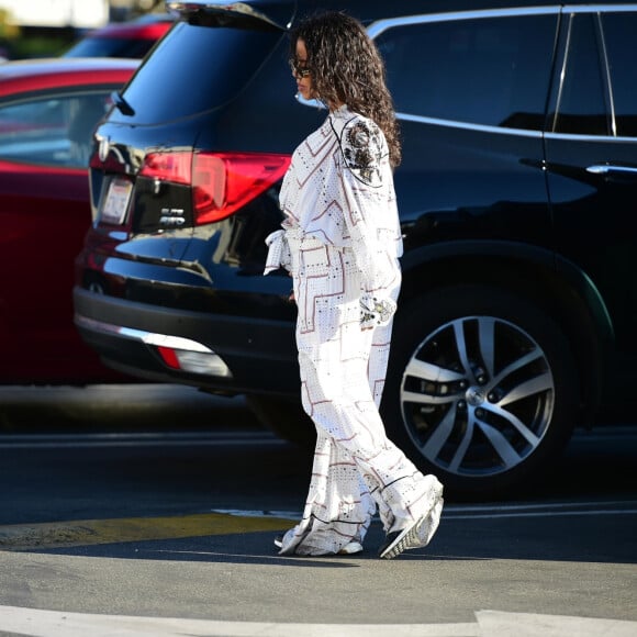 Christina Milian (enceinte) se promène dans les rues de Studio City. Le 24 novembre 2019.