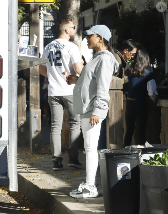 Exclusif - Christina Milian enceinte devant son Beignet Box truck dans le quartier de Studio City à Los Angeles le 24 novembre 2019. 11/24/2019 EXCLUSIVE