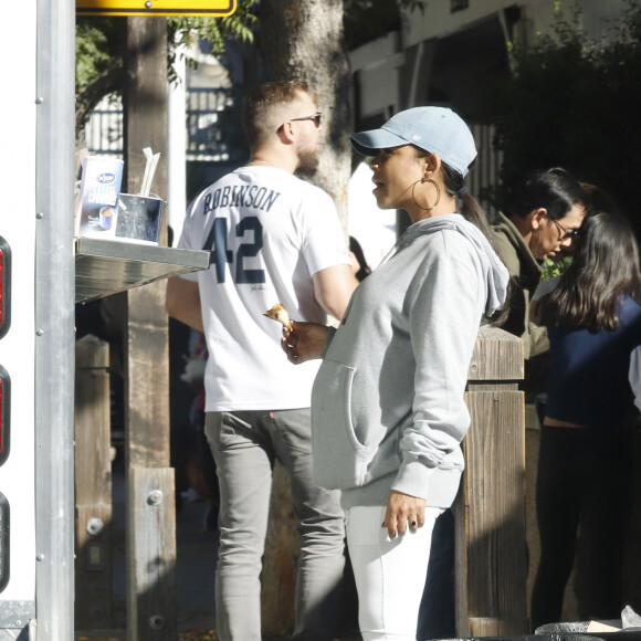 Exclusif - Christina Milian enceinte devant son Beignet Box truck dans le quartier de Studio City à Los Angeles le 24 novembre 2019. 11/24/2019 EXCLUSIVE