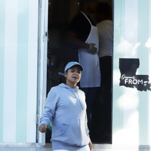 Exclusif - Christina Milian enceinte devant son Beignet Box truck dans le quartier de Studio City à Los Angeles le 24 novembre 2019. 11/24/2019 EXCLUSIVE