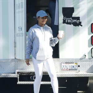 Exclusif - Christina Milian enceinte devant son Beignet Box truck dans le quartier de Studio City à Los Angeles le 24 novembre 2019. 11/24/2019 EXCLUSIVE